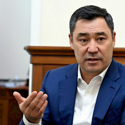 Жапаров казак акынына тартуулаган аргымактын айланасындагы сынга жооп берди