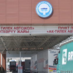 Казакстан жүк ташуучу унааларды өткөрүүнүн санын көбөйттү