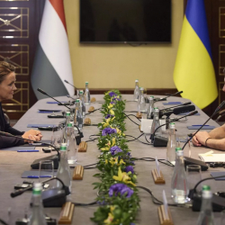 Венгриянын президенти Зеленскийди тынчтык сүйлөшүүлөрүн баштоого үндөдү