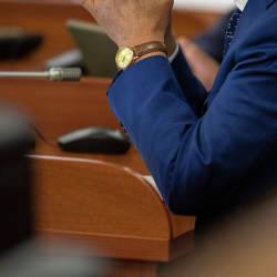 Соттун милдетин аткаруучусу чет өлкөнүн жараны экендиги аныкталды