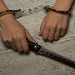 Бывший заключенный ударил себя ножом в живот в полицейском участке