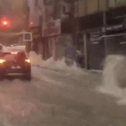 При наводнении в Стамбуле погиб человек