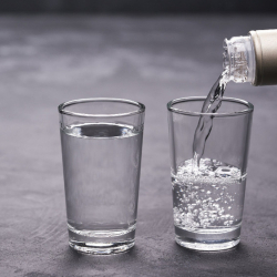 В Узбекистане семь человек отравились поддельной водкой, один из них скончался