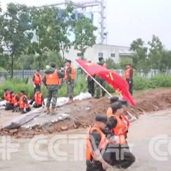 Си Цзиньпин Кытайдын селден жабыркаган айылына барды