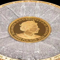 Усыпанную бриллиантами гигантскую монету создали в память о Елизавете II