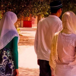 Эки аял алганын жашырып жүргөн эркекти жубайлары сотко берди