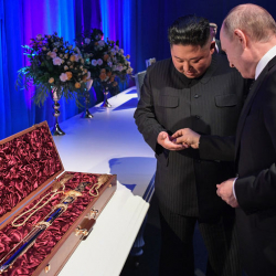 ВИДЕО - Путин менен Ким Чен Ын бири-бирине белек беришти