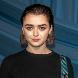 ФОТО - Наряд звезды «Игры престолов» на показе описали фразой «продавщица сигарет»