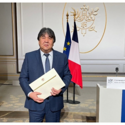 Сыйлык десе жүгүргөн, чындык десе бүгүлгөн Садык Шер-Нияз