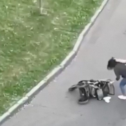Трое мужчин напали на россиянина с коляской из-за замечания и попали на видео