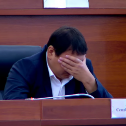 ВИДЕО - Парламентте Сеидбек Атамбаевдин жүрөгү ооруп, сүйлөй албай калды