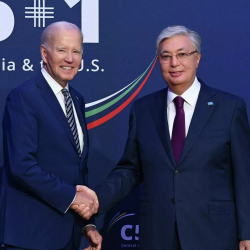 Токаев Байденди Борбор Азияны өзөктүк курал менен коркутпоого чакырды