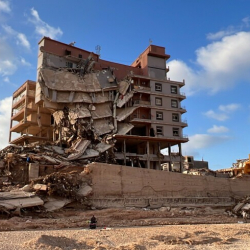 Российские спасатели за день нашли 80 тел погибших из-за наводнения в Ливии