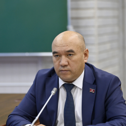 Депутат Кыргызстандын Дубайдагы консулуна айдоочу жалдап берүүнү талап кылды