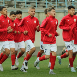 Кыргызстандын футбол боюнча өспүрүмдөр курамасы Өнүгүү Кубогуна даярданууда