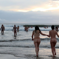 Более тысячи голых людей искупались в холодном море ради психического здоровья