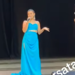 ВИДЕО - Өзбек актрисасын сахнага ачык кийинип чыкканы үчүн сынга алышты