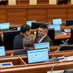 Дайыны чыкпай калган депутат Эмил Жамгырчиев ЖКнын жыйынына келди