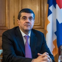 Азербайджан объявил в розыск бывшего президента и командующего армией Карабаха