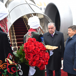 Кыргызстанга Тажикстандын президенти келди