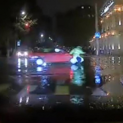 ВИДЕО - Бишкекте жол тескөөчүнү унаа сүзүп кеткен. Чоо-жайы айтылды