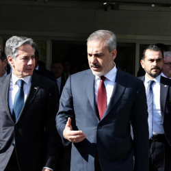 Өлгүсү келбеген Блинкен Анкарага келгенде ок өткөрбөгөн жилет кийип жүрдү