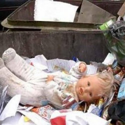 Найденного малыша в мусорном баке назвали в честь президента