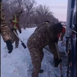 КР куткаруучулары Казакстанда карда калган унааларды сүйрөп чыгарууда