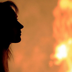 Ташкенттин тургуну чогуу жашаган аялга бензин чачып, өрттөп жиберди