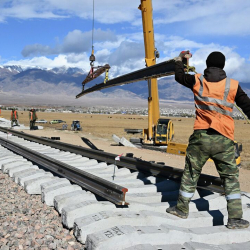 Кытай — Кыргызстан — Өзбекстан темир жолунун жүк таштоо пункту Казарманда болот