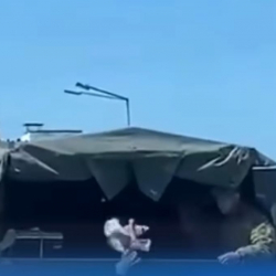 ВИДЕО - Тыгында турган жоокерлерге балмуздак берген айдоочу көпчүлүктү жылмайтты