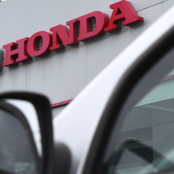 Японский производитель автомобилей возобновил поставки в Россию