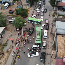ВИДЕО - Троллейбус менен 3 унаа катышкан жол кырсыктын чоо-жайы