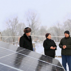 Эмгек министри муктаж үй-бүлөлөргө күн батареяларын орнотуу иштерин текшерди