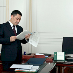 Өзүбүздү эле эмес, кошуналарды дагы ойлоп жатабыз — Садыр Жапаров суу тууралуу