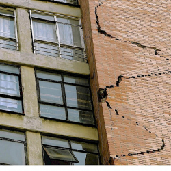 Кыргызстандагы жер титирөө. Мамкурулуш жарандардан жабыркаган имараттар тууралуу билдирүүнү суранат