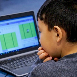 Бишкекте мектеп жана бала бакчалардын бардыгы онлайн форматка өттү