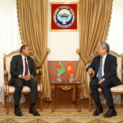 Авазбек Атаханов Бангладештин элчисинен ишеним грамоталарынын көчүрмөсүн кабыл алды