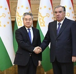 Эмомали Рахмон Кыргызстандын тышкы иштер министрин кабыл алды