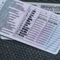 Какие водительские права КР недействительны в Казахстане, рассказали в МИД