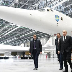 Владимир Путин ракета ташыган жаңы муундагы Ту-160M учагына түшүп көрдү