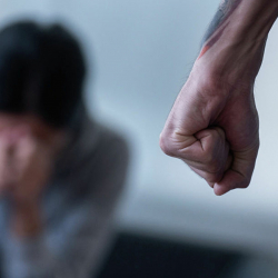 Ур-тепкиге алынып, зомбулук көргөн аялдар кайда кайрыла алат? Телефондор