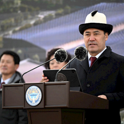 Эр-азаматтарыбыз ак калпагын башынан түшүрбөсүн — президент кыргызстандыктарды куттуктады