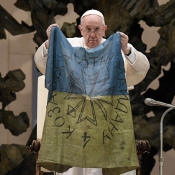 Рим папасы Украинаны багынып берүүгө чакырды