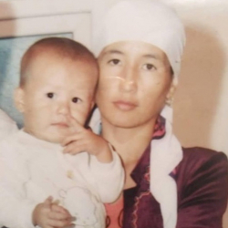 Базар-коргондук келин үч баласы менен дайынсыз болууда. Милиция коомчулукка кайрылды