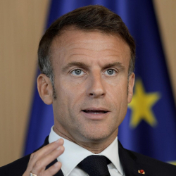 Макрон Россия жеңсе Европага ишеним жоголорун айтты