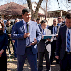 Бишкек мэри Биринчи май районунун тургундары менен жолугуп, көйгөйлөрүн укту