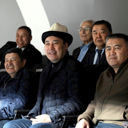 Садыр Жапаров футбол боюнча Кыргызстандын курама командасын Кытайдын Тайбэй курамасы менен беттешүүдө колдоп барды