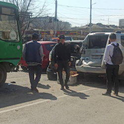 Бишкекте 4 жеңил унаа жана 2 автобус катышкан жол кырсыгы катталды
