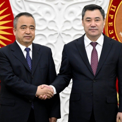 Садыр Жапаров Синьцзян-Уйгур автономдук районунун өкмөт башчысын кабыл алды